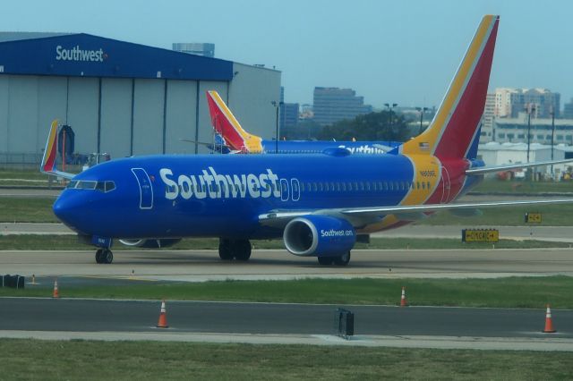 Boeing 737-700 (N8696E)
