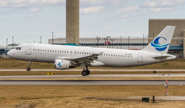 Airbus A320 (LY-VEV)