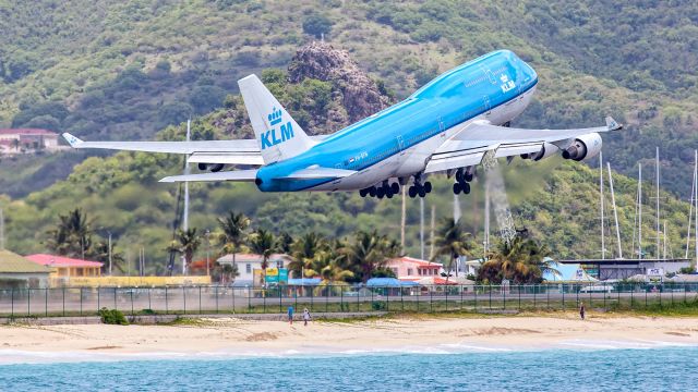 Boeing 747-400 (PH-BFN) - take off