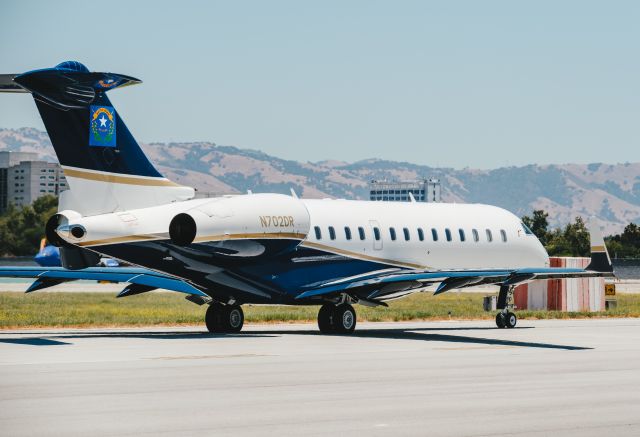 Bombardier Global Express (N702DR)