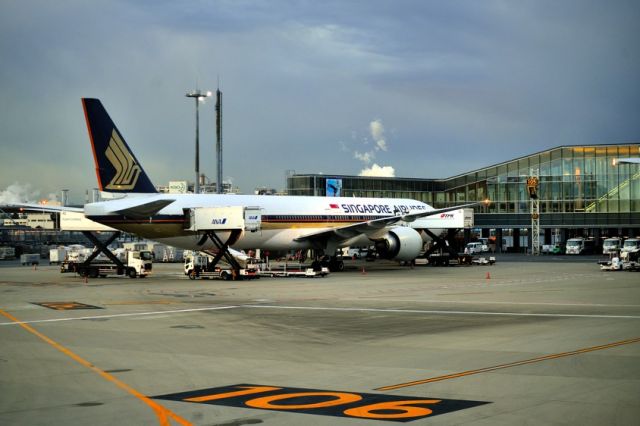 Boeing 777-200 —