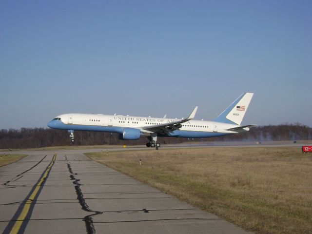 N80001 — - Airforce One doing some touch and goes at KHTS