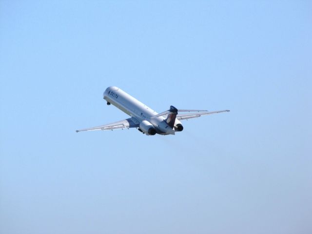 McDonnell Douglas MD-90 (N647NW)