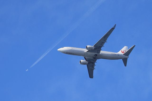 Boeing 737-800 (JA323J) - August 23rd 2020:HND-HKD.Contrail:JA87AN( ANA B738), CTS to ITM.