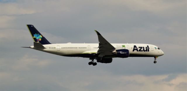 Airbus A350-900 (PR-AOW) - 4/22/23 inbound Rwy 17R