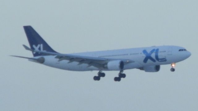 Airbus A330-200 (CS-TOB)