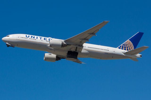 Boeing 777-200 (N221UA)