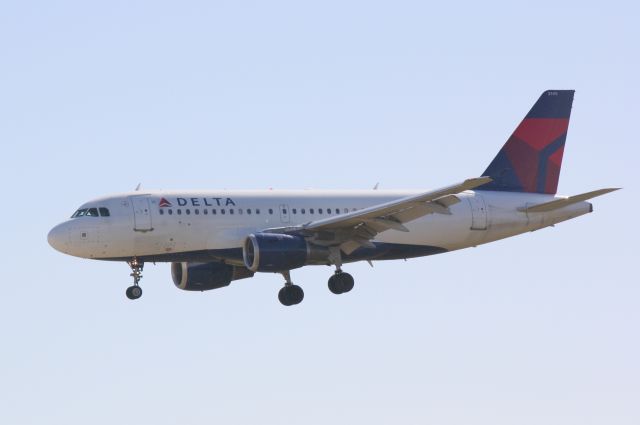 Airbus A319 (N345NB) - Delta Flight 1085 (N345NB) on approach to Runway 6 at Southwest Florida International Airport following flight from New York-LaGuardia Airport