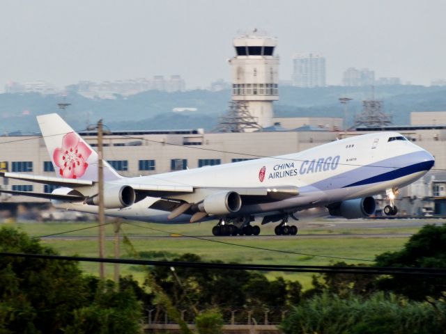 Boeing 747-400 (B-18719)