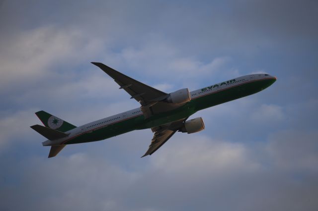 BOEING 777-300ER (B-16719)