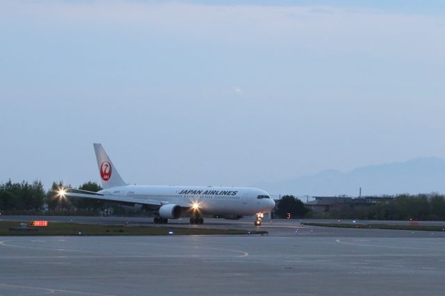 BOEING 767-300 (JA8975) - 14 May 2015: HND-HKD.