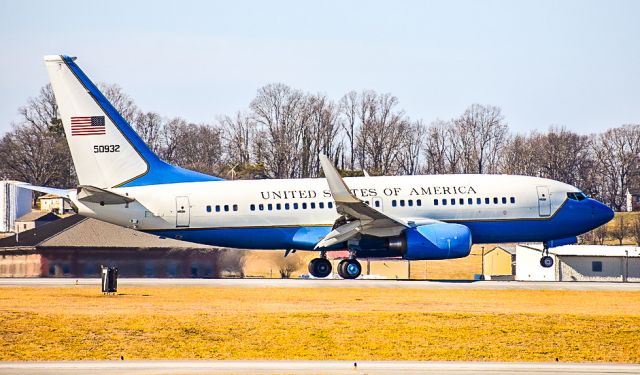 Boeing 737-700 (05-0932) - AVLON34 touching down at Mcghee Tyson airport on Feb 8, 2018.