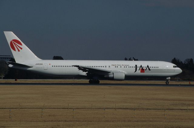 BOEING 767-300 (JA8266) - Departure at Narita Intl Airport Rwy16R on 1998/02/05