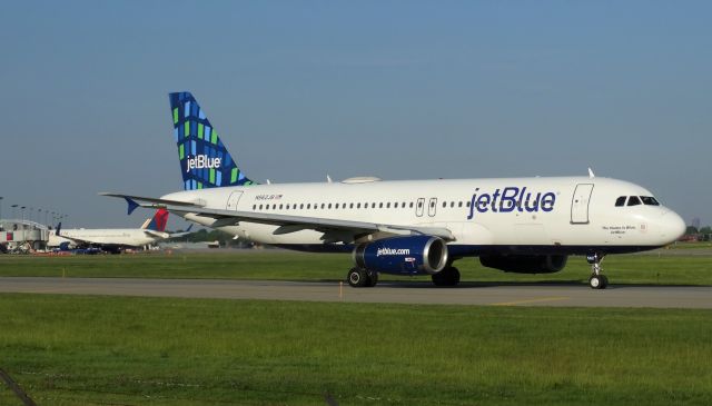 Airbus A320 (N562JB) - Jetblue A320 with a diverted Delta 767-300 in the background!