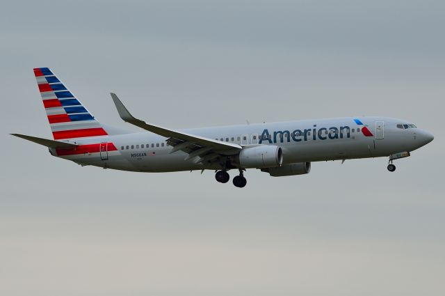 Boeing 737-800 (N966AN) - American B737-800 N966AN Arriving KDFW 08/15/2013