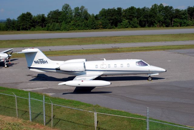 Learjet 35 (N69BH)