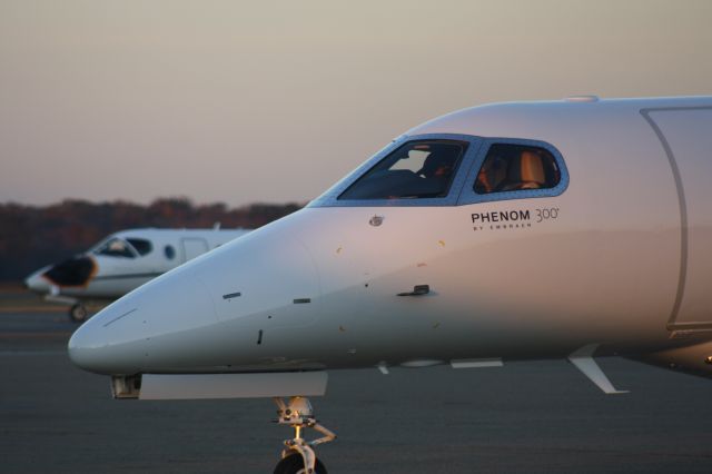 Embraer Phenom 300 (N801WZ)