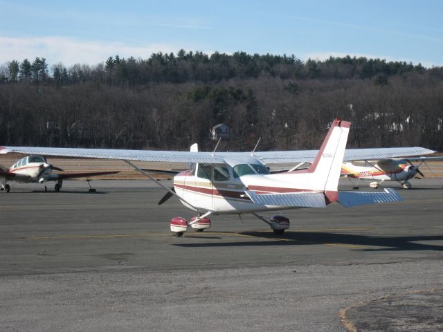 Cessna Skyhawk (N5254J) - Waiting for its passengers to finish lunch.