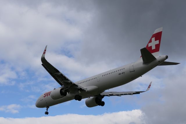 Airbus A321neo (HB-JPA) - Landing on RWY 28 (15th Nov 2023)