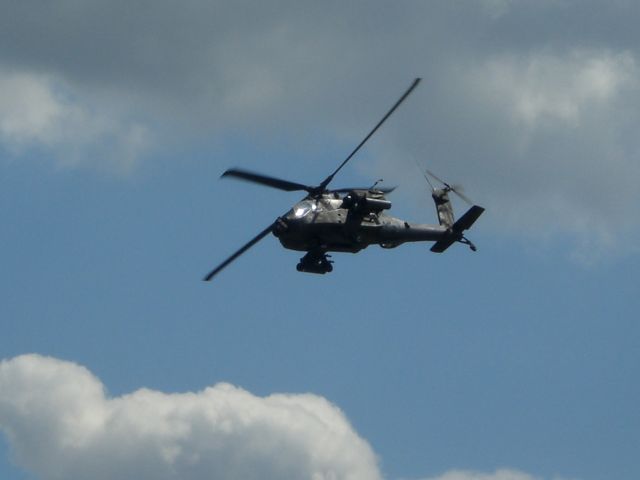 — — - AH-64 Apache  Good Inflight Shot  Photo by: LilSiSAlyss, Alyssa Bates