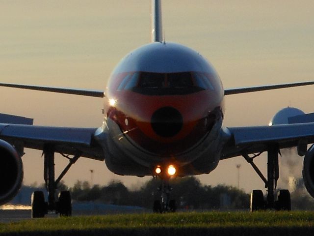 Airbus A319 (N742PS)