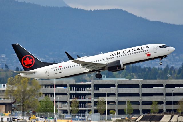 Boeing 737 MAX 8 (C-FSOC)