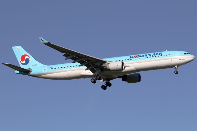 Boeing 777-200 (HL8027)