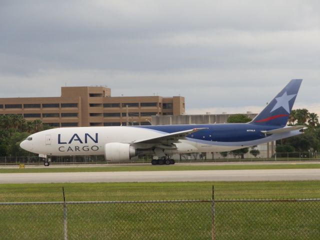 BOEING 777-200LR (N774LA)