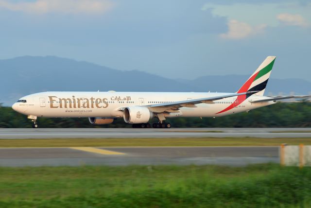 BOEING 777-300 (A6-EGR)