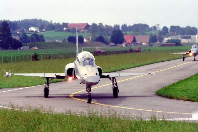 Northrop RF-5 Tigereye (J3205) - Quite a lot more of our 'obsolete' F-5 Tiger II aircrafts will leave Switzerland in 2019 to serve the US Navy and Marines - back in 1999 the world was in order and many grey Tigers active. J-3205 lining up in difficult light conditions for the film.