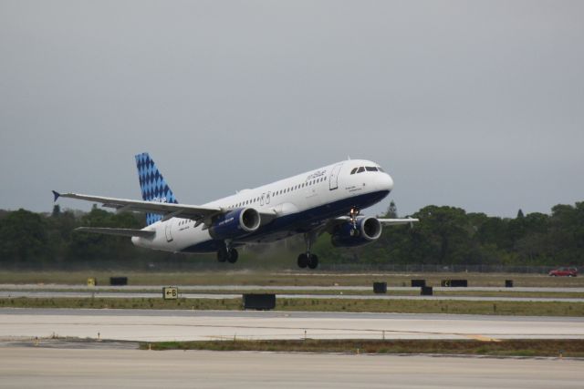 Airbus A320 (N646JB) - Jet Blue Flight 346 (N646JB) departs Runway 14 at Sarasota-Bradenton International Airport enroute to John F Kennedy International Airport