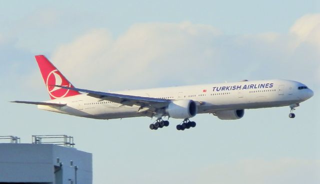 BOEING 777-300ER (TC-LJE)