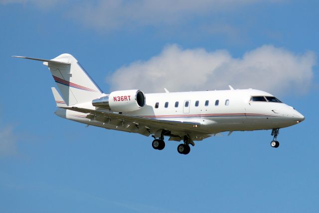 Canadair Challenger (N36RT) - On short finals for rwy 7 on 16-Oct-22 arriving from KCID.