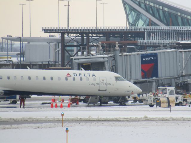 Canadair Regional Jet CRJ-900 (N131EV) - Delta CRJ900 with the main terminal construction in the background