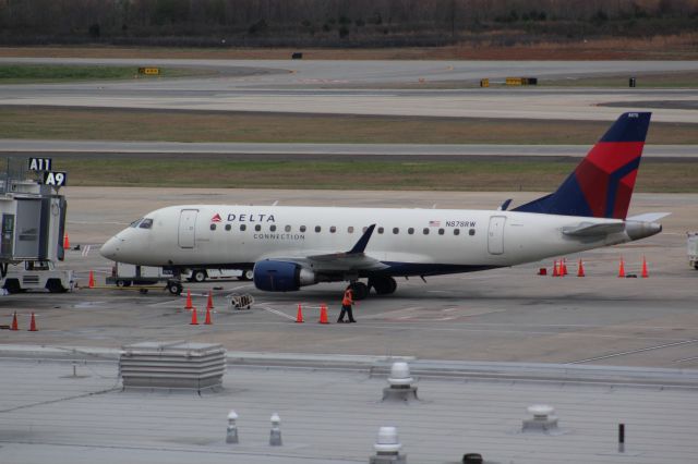 Embraer 170/175 (N878RW)