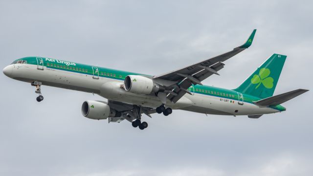 Boeing 757-200 (EI-LBT) - Irish Shamrock on final.