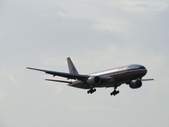 Boeing 777-200 (N779AN)