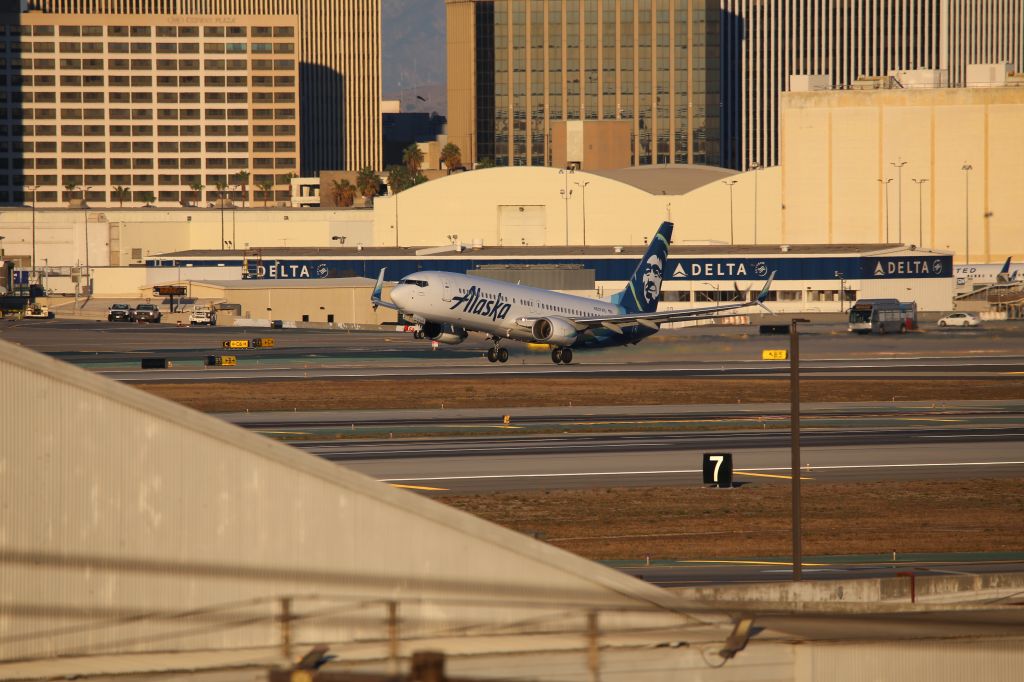 Boeing 737-800 (N517AS)