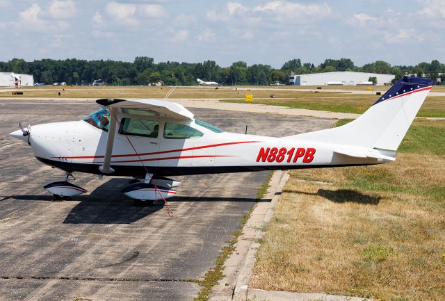 Cessna Skylane (N881PB)