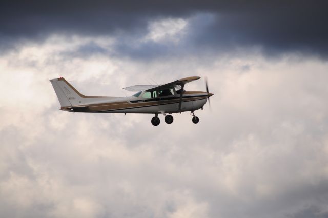Cessna 152 (N5184J) - Departing 8R on a rainy day.