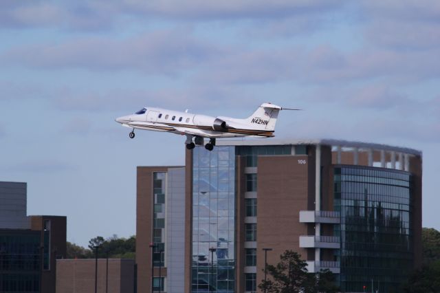 Learjet 35 (N42HN) - Taking  off