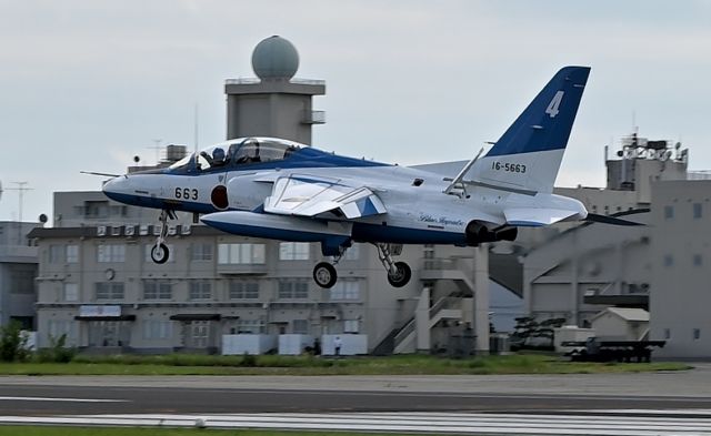 KAWASAKI T-4 (16-5663) - June 29, 2024br /Returning after a demonstration flight at "The Kawasaki Hisyousai".br /Blue Impulse No.4 (T-4 16-5663) just before landing.