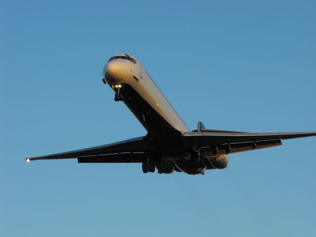 McDonnell Douglas MD-90 (N952DN) - Delta Air Lines MD-90 landing at dusk on RWY 27