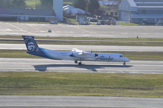 de Havilland Dash 8-400 (N439QX) - QXE2260 arriving on 28L from KRNO/RNO.