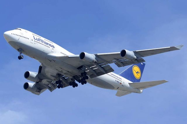 Boeing 747-400 (D-ABVU) - Lufthansa Boeing 747-430 D-ABVU at LAX on September 21, 2012. It first flew on August 12, 1998. Its construction number is 29492. It was delivered to Lufthansa on December 21, 1998.