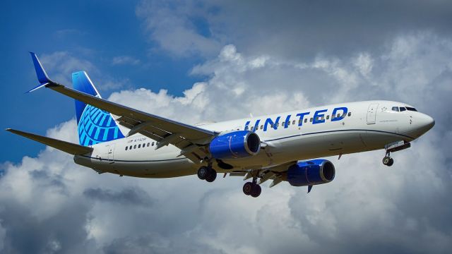 Boeing 737-800 (N73291) - 13R approach.