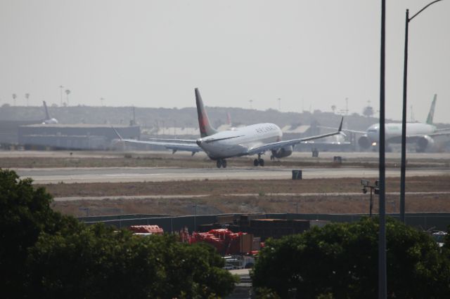 Boeing 737 MAX 8 (C-FSNU)