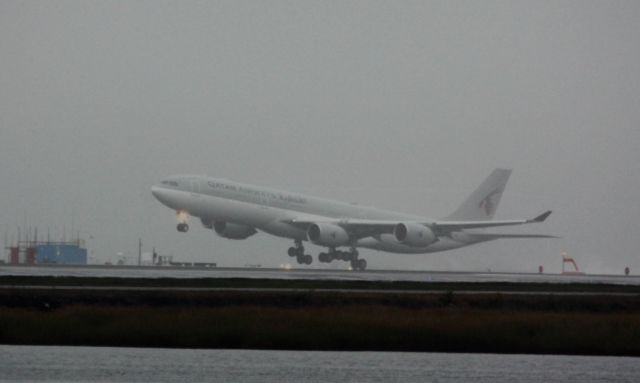 Airbus A340-500 (A7-HHH)