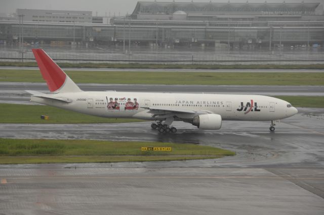 Boeing 777-200 (JA009D) - Taxi at Haneda Intl Airport on 2010/6/23 Howks (Japanes Professional Baseball Team) Jet