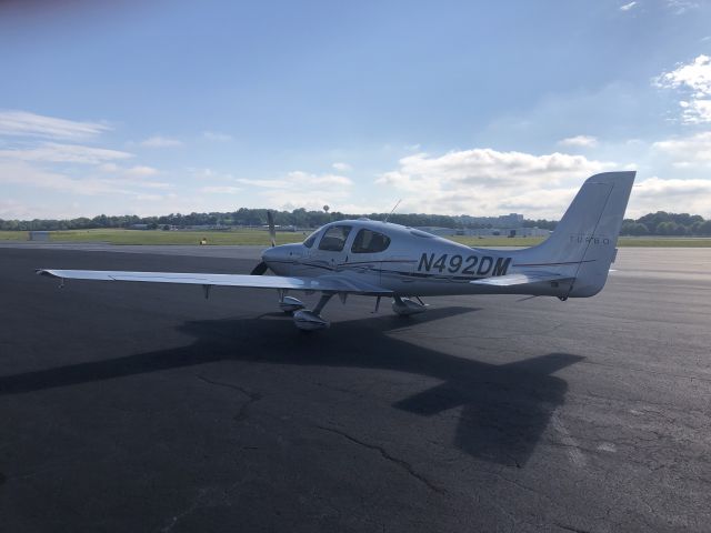 Cirrus SR-22 (N492DM)